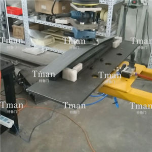 汽车B柱表面自动去漆工作站